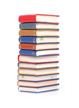 Beyaz arkaplanda izole kitap yığını
