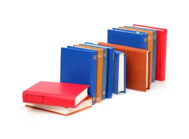 Beyaz arkaplanda izole kitap yığını