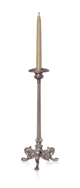 Beyaz arka planda izole edilmiş gümüş bir şamdanda mum. Kırpma yolu ile tasarım ögesi