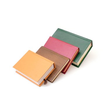 Beyaz bir arka plan üzerinde izole kitap yığını