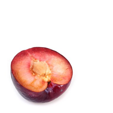 Beyaz arkaplanda erik izole edilmiş