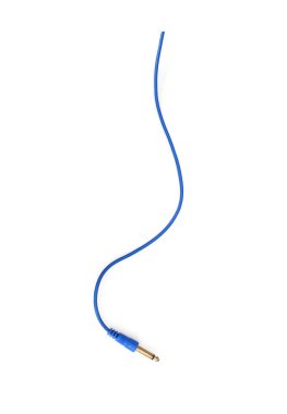 Beyaz arkaplanda mavi eşzamanlama kablosu izole edildi