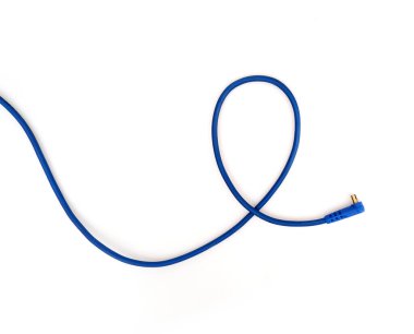 Beyaz arkaplanda mavi eşzamanlama kablosu izole edildi