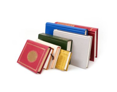 Beyaz arka planda izole edilmiş beyaz çarşaflı renkli kapaklı kitap yığını