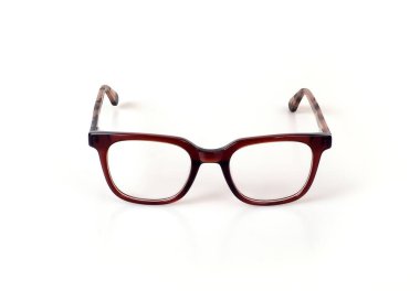 Bir portreye başvurmak için beyaz arkaplanda izole edilmiş gözlük