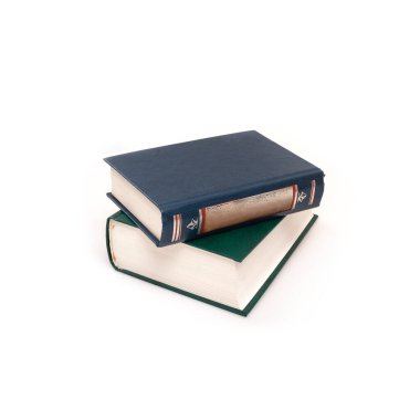 Beyaz arka planda izole edilmiş beyaz çarşaflı renkli kapaklı kitap yığını