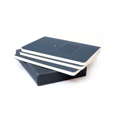 Beyaz arka planda izole edilmiş beyaz çarşaflı mavi kapaklı kitap yığını