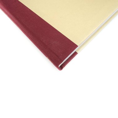 Beyaz arkaplanda beyaz çarşaflar bulunan renkli kapaklı kitap