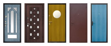 Beyaz arka planda izole edilmiş metal kapı modelleri.