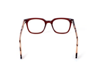 Bir portreye başvurmak için beyaz arkaplanda izole edilmiş gözlük