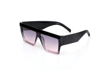 Bir portreye başvurmak için beyaz arkaplanda izole edilmiş güneş gözlükleri