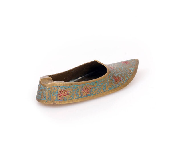 Восточная бронзовая пепельница с арабским орнаментом на белом фоне