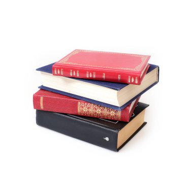 Beyaz arka planda izole edilmiş beyaz çarşaflı renkli kapaklı kitap yığını