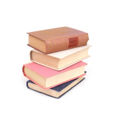 Beyaz arka planda izole edilmiş beyaz çarşaflı renkli kapaklı kitap yığını