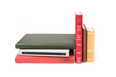 Beyaz arka planda izole edilmiş beyaz çarşaflı renkli kapaklı kitap yığını