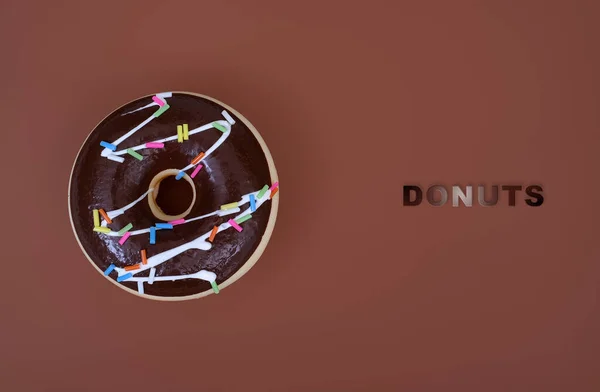 Donut Chocolat Isolé Sur Fond Brun Avec Espace Négatif Pour — Photo