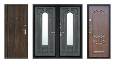 Beyaz arka planda izole edilmiş metal kapı modelleri.