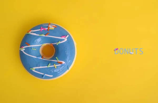 Donut Avec Glaçure Bleue Isolé Sur Fond Jaune — Photo