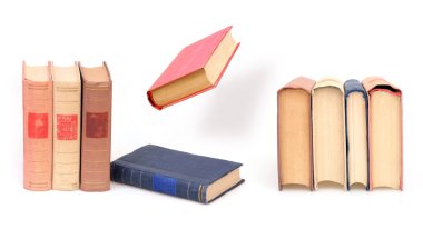 Beyaz arka planda izole edilmiş beyaz çarşaflı renkli kapaklı kitap yığını