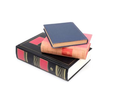 Beyaz arka planda izole edilmiş beyaz çarşaflı renkli kapaklı kitap yığını