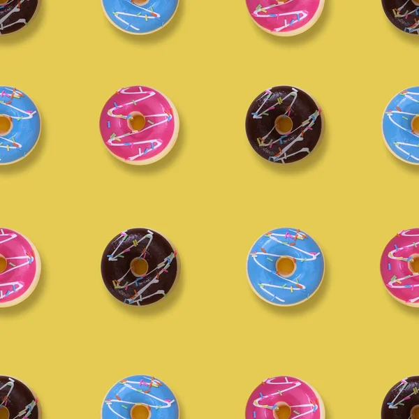 Modèle Sans Couture Donuts Colorés Isolés Sur Fond Jaune — Photo