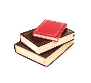 Beyaz arka planda izole edilmiş beyaz çarşaflı kahverengi ve kırmızı kapaklı kitap yığını