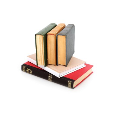 Beyaz arka planda izole edilmiş beyaz çarşaflı renkli kapaklı kitap yığını