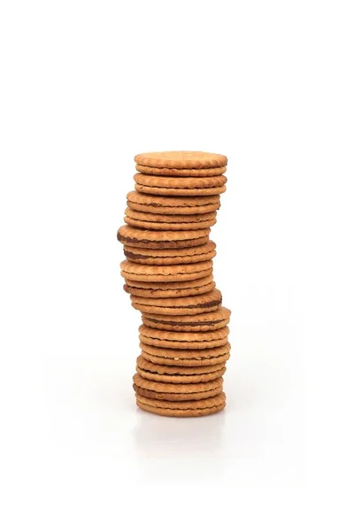 Runde Kekse Mit Schokoladenfüllung Isoliert Auf Weißem Hintergrund — Stockfoto