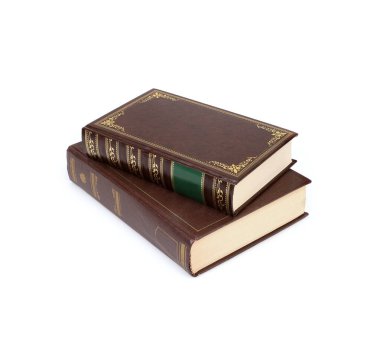Beyaz arka planda izole edilmiş beyaz çarşaflı kahverengi kapaklı kitap yığını