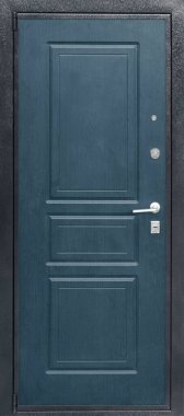 Giriş metali kapı modeli beyaz arkaplanda izole edildi