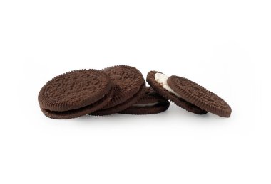 Beyaz arka planda izole edilmiş beyaz kremalı çikolatalı kurabiyeler