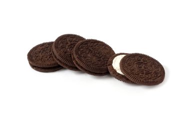 Beyaz arka planda izole edilmiş beyaz kremalı çikolatalı kurabiyeler