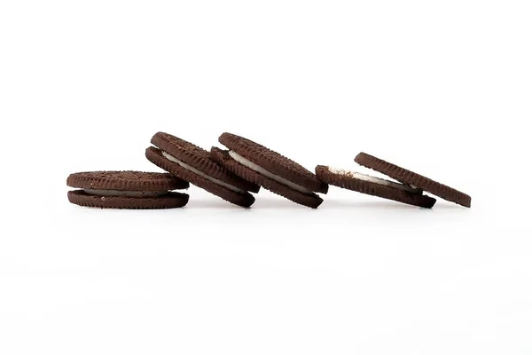 Biscoitos Chocolate Com Creme Branco Enchimento Isolado Fundo Branco — Fotografia de Stock