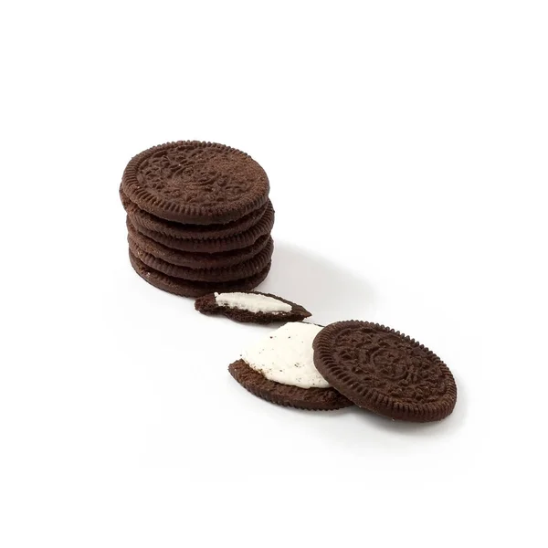 Chocolade Koekjes Met Witte Crème Vulling Geïsoleerd Witte Achtergrond — Stockfoto