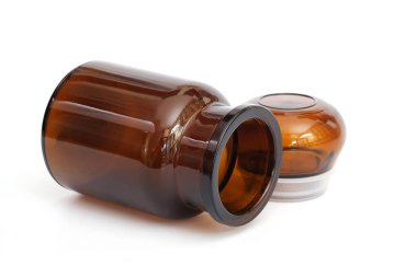 Kahverengi ilaç kavanozu beyaz arkaplanda izole