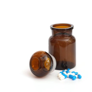 Kahverengi ilaç kavanozu beyaz arkaplanda izole