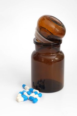 Kahverengi ilaç kavanozu beyaz arkaplanda izole