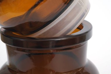 Kahverengi ilaç kavanozu beyaz arkaplanda izole