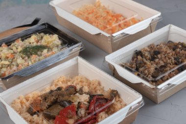 Ekolojik paketlemedeki yiyecekler - dağıtım için beslenme çantaları.