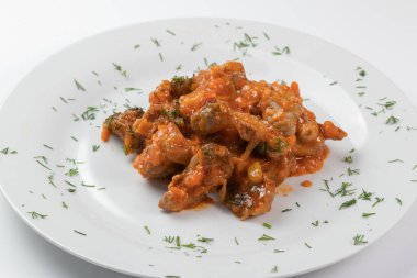 Beyaz tepside soslu haşlanmış tavuk ventrikülleri.