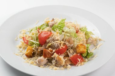 Beyaz tabakta Sezar salatası