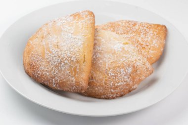 Beyaz tabakta süzme peynirli kek.