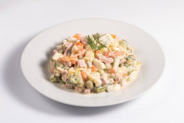 Beyaz tabakta Olivier salatası