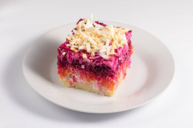 Ringa balıklı balık salatası, haşlanmış yumurta, pancar, havuç ve mayonezli patates.