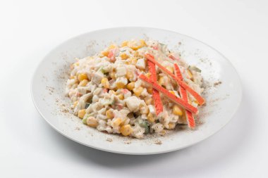 Yengeç salatası beyaz tabakta