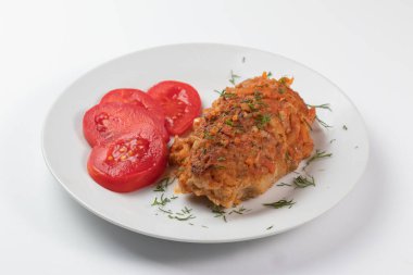 Kırmızı domatesli beyaz bir tabakta sığır pirzolası.