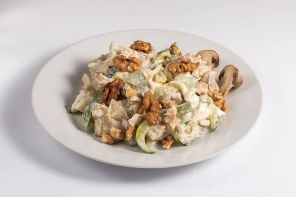 Cevizli salata ve mayonez soslu ıspanak.