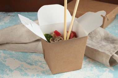 Çevre ambalajı - sebzeli erişte, tavuk ve et teslimat servisi için paketlenmiş. Fast food.