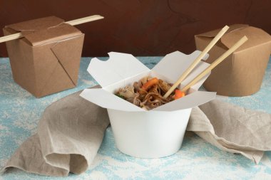 Çevre ambalajı - sebzeli erişte, tavuk ve et teslimat servisi için paketlenmiş. Fast food.