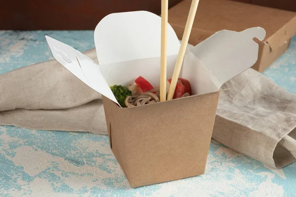 Eco Verpakking Noedels Met Groenten Kip Vlees Ambachtelijke Verpakking Voor — Stockfoto